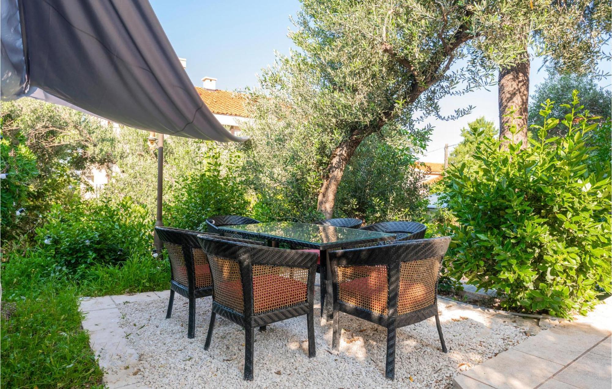 Awesome Apartment In Makarska With Wifi Luaran gambar