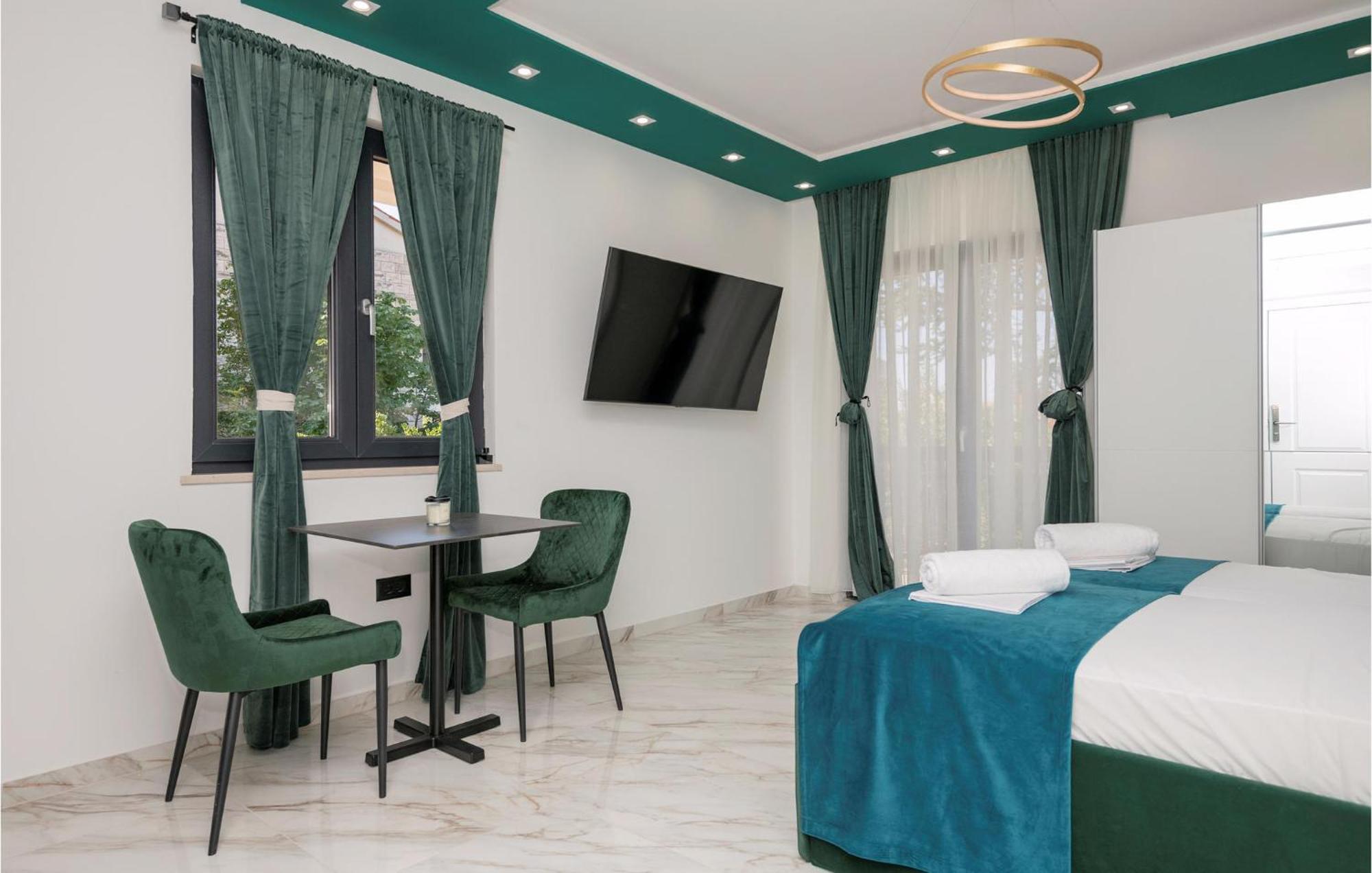 Awesome Apartment In Makarska With Wifi Luaran gambar