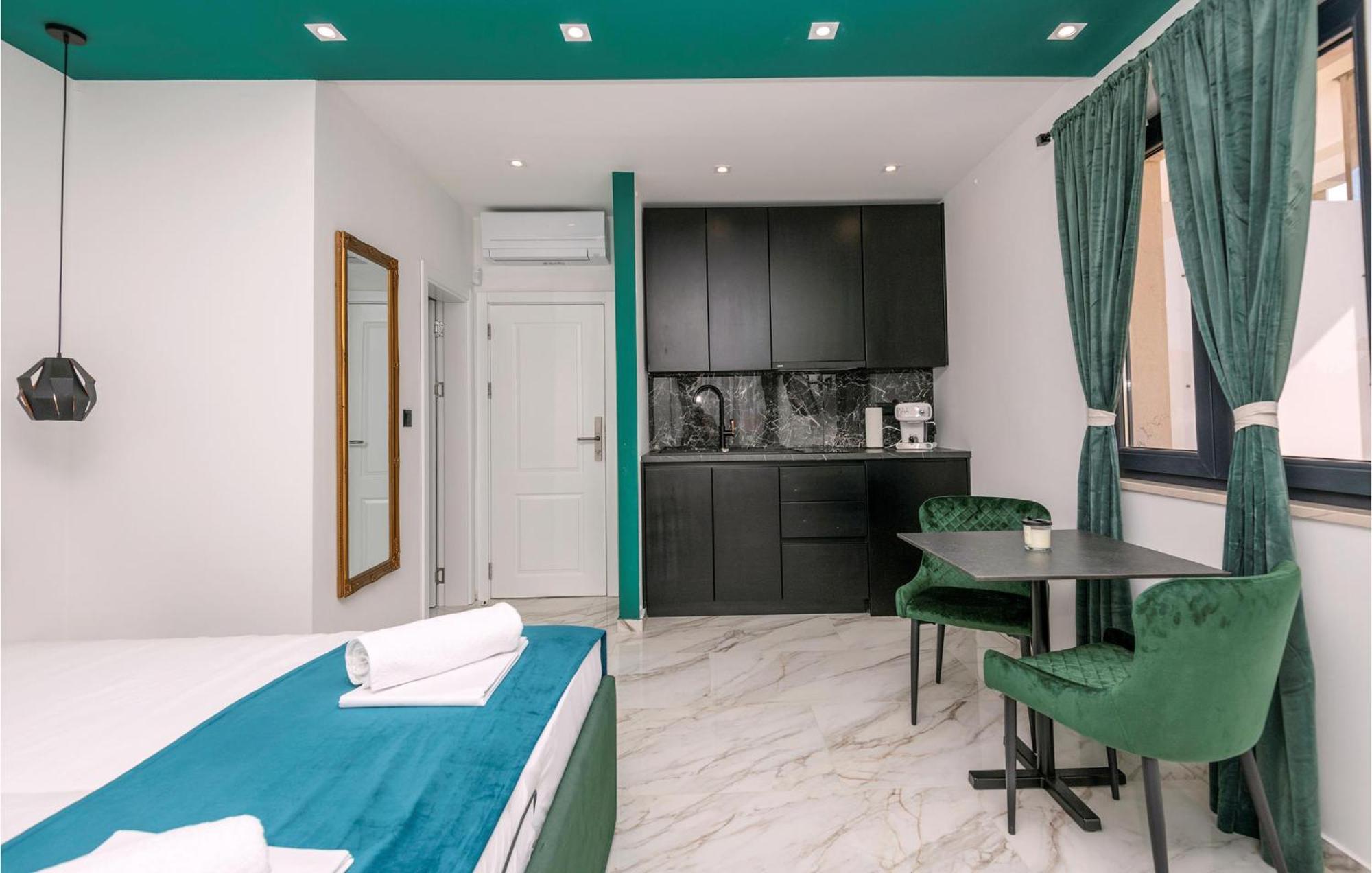 Awesome Apartment In Makarska With Wifi Luaran gambar