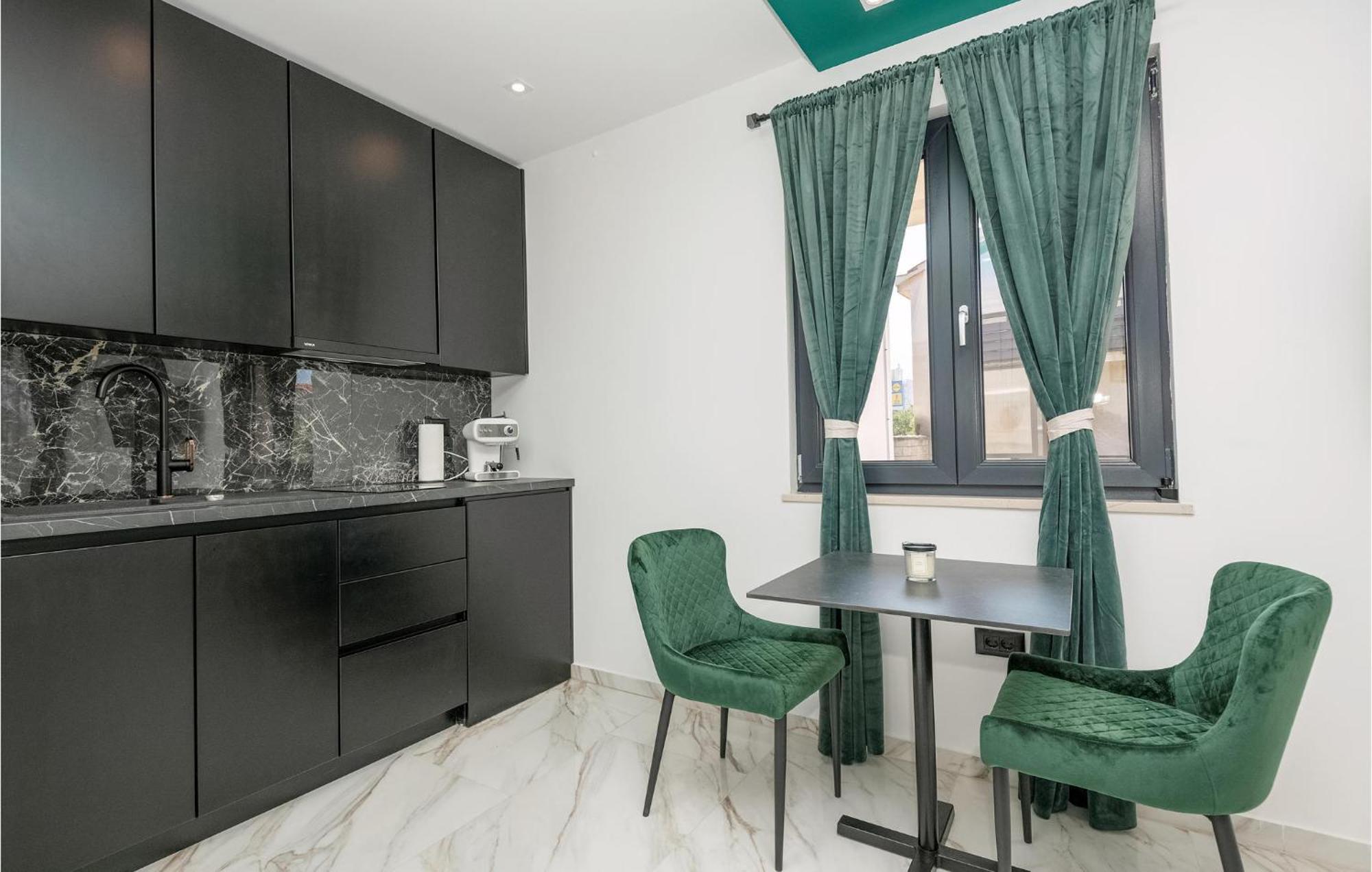 Awesome Apartment In Makarska With Wifi Luaran gambar