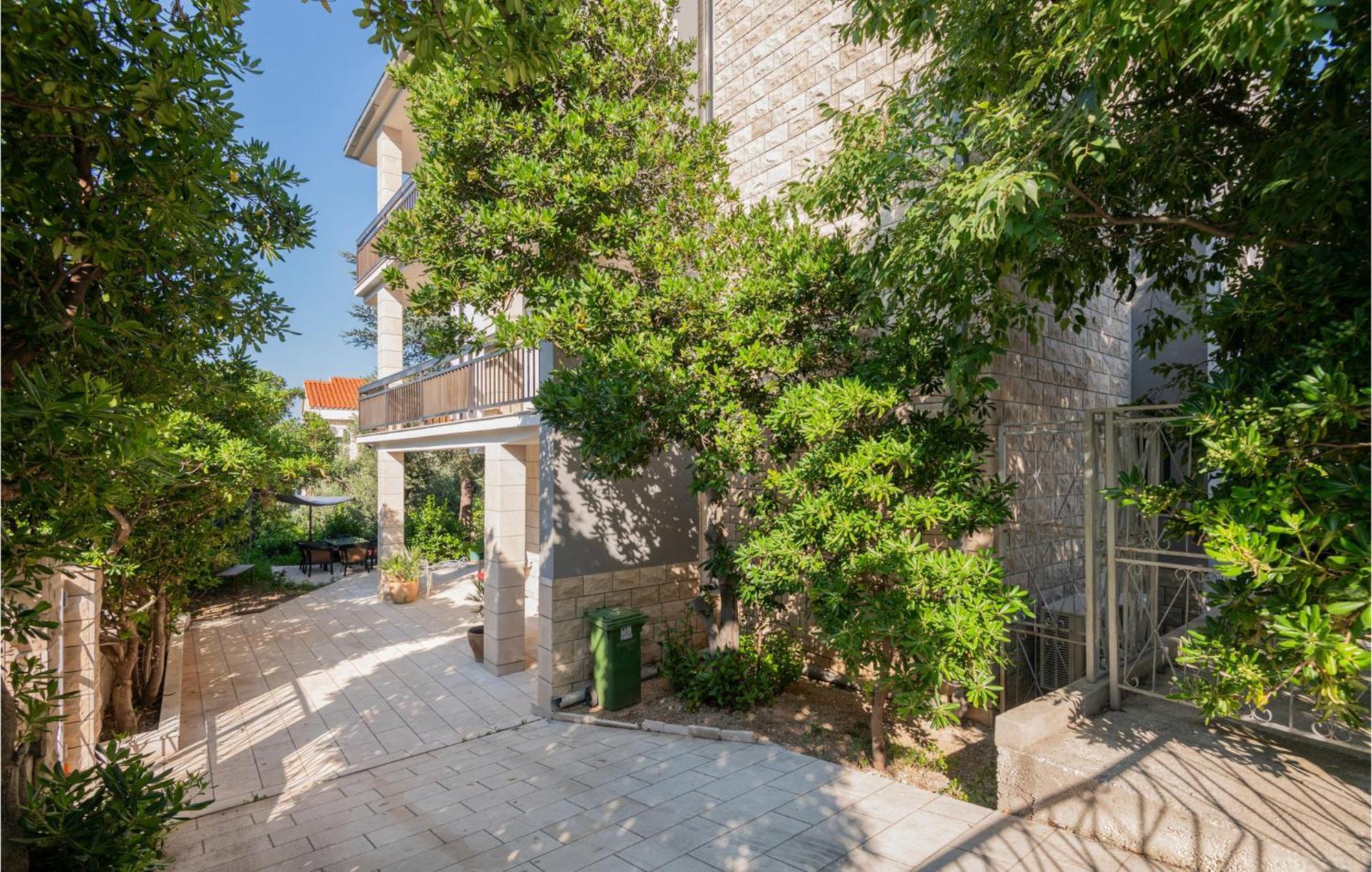 Awesome Apartment In Makarska With Wifi Luaran gambar